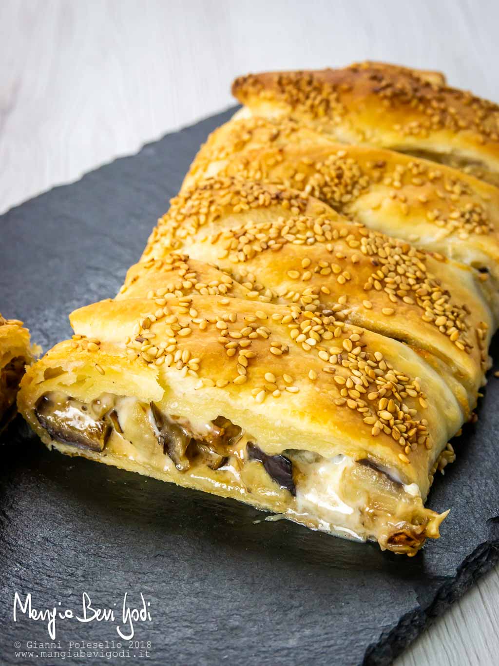 Strudel salato con casatella e melanzane