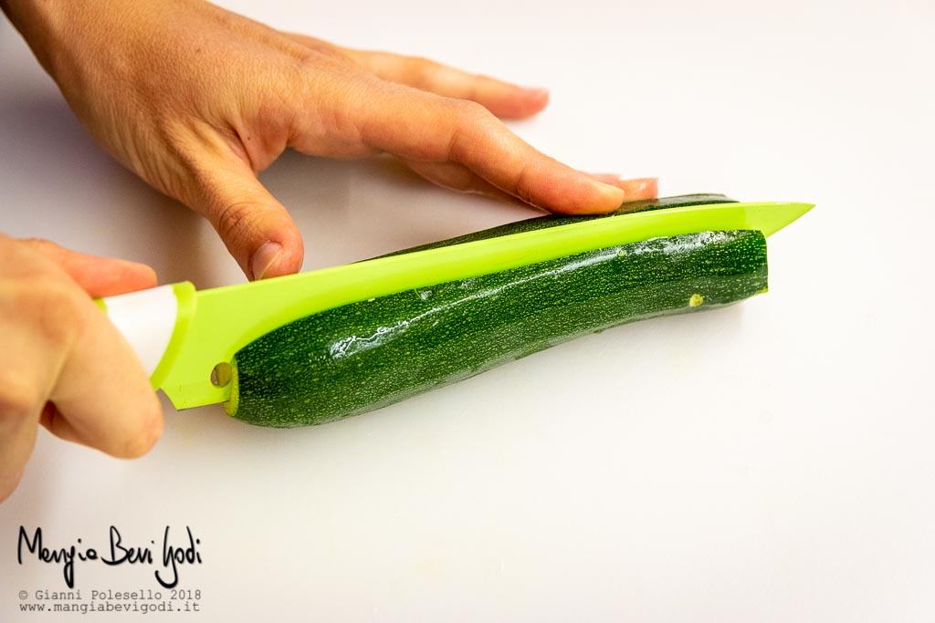 Tagliare le zucchine longitudinalmente