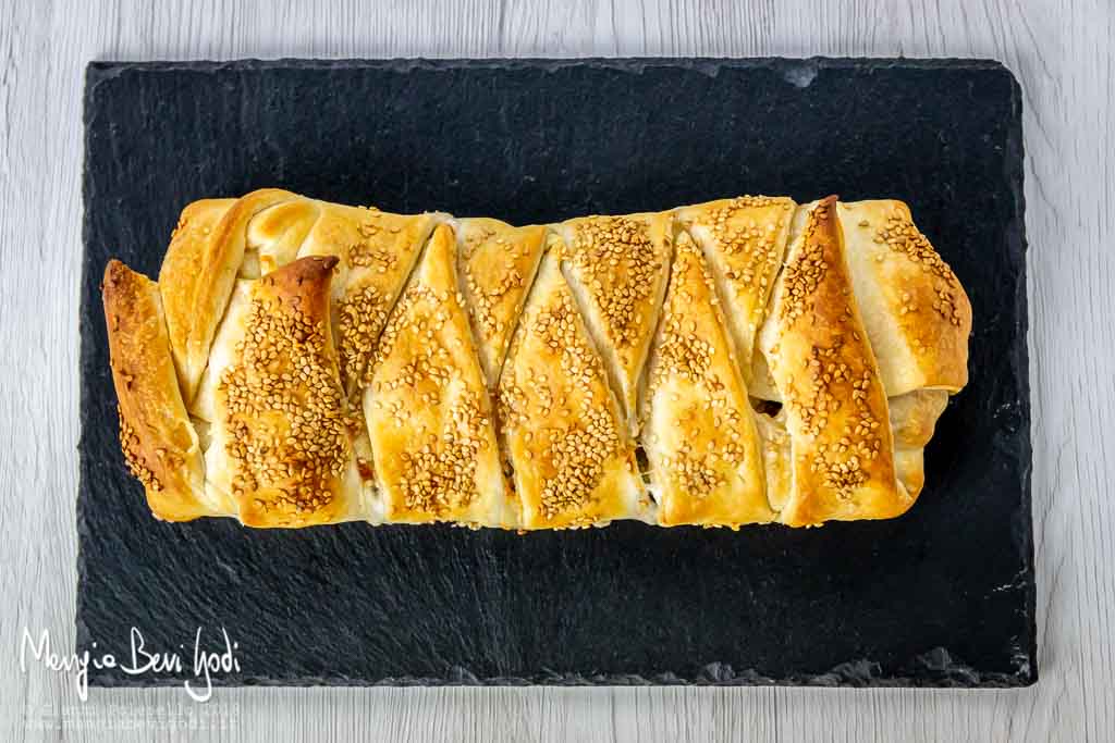 Torta salata rettangolare con melanzane e formaggio