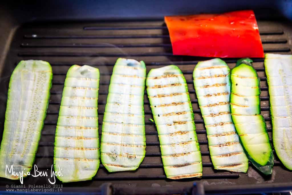 Grigliare le zucchine sulla bistecchiera