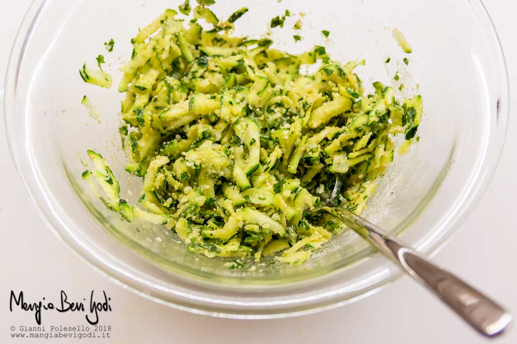 Mescolare l'impasto di zucchine grattugiate