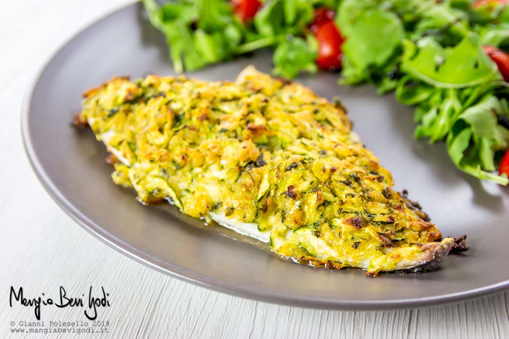 Filetti di orata in crosta di zucchine con contorno di rucola e pomodorini.