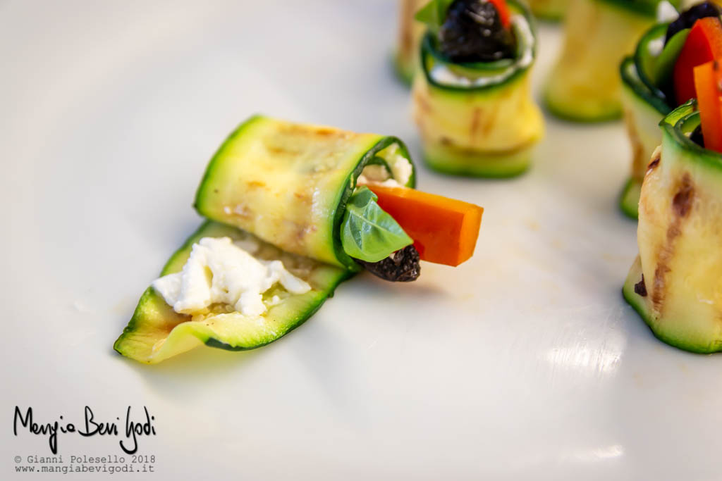 Avvoltere le fettine di zucchine intorno al ripieno