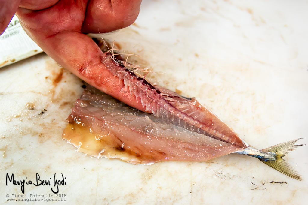 Rimuovere la lisca al pesce infilando un dito sotto la stessa