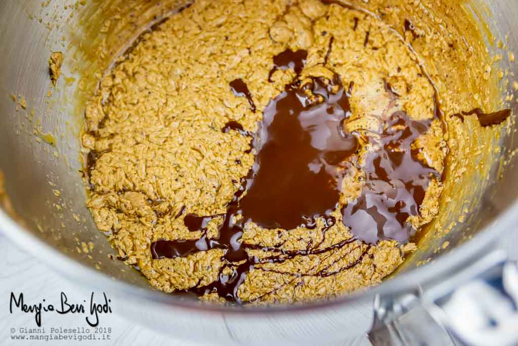 Aggiungere il cioccolato fuso all'impasto della torta