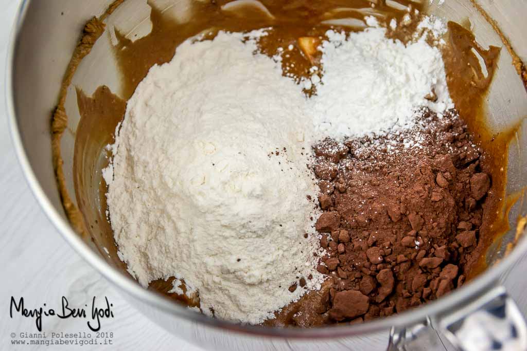 Aggiungere all'impasto la farina, il lievito e il cacao in polvere.