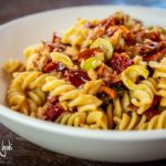 Pasta con pomodori secchi, tonno, olive e capperi