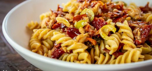 Pasta con pomodori secchi, tonno, olive e capperi