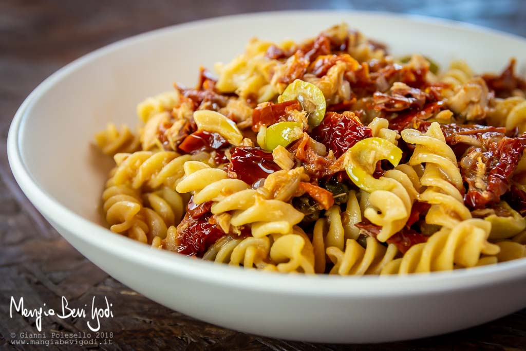 Pasta con pomodori secchi, tonno, olive e capperi