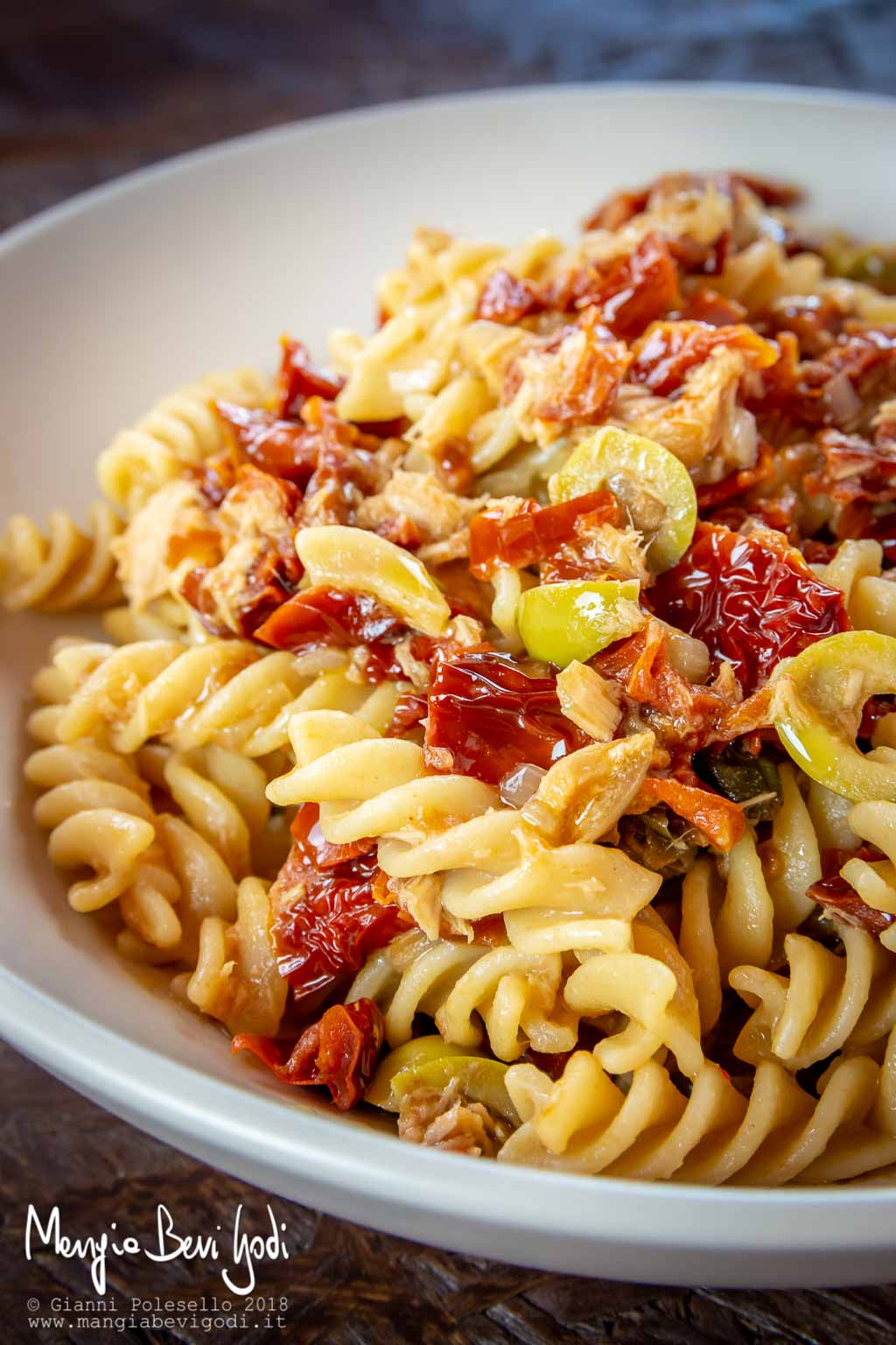 Pasta con pomodori secchi, tonno, olive e capperi