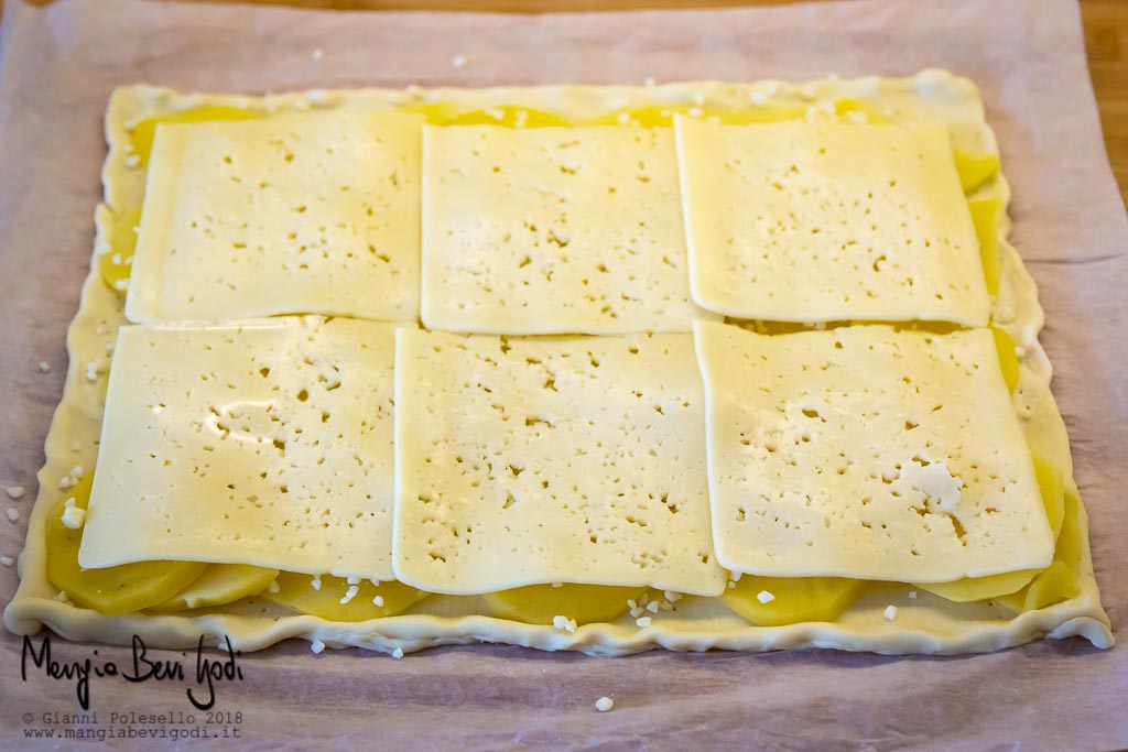 Pasta sfoglia ricoperta di patate e formaggio