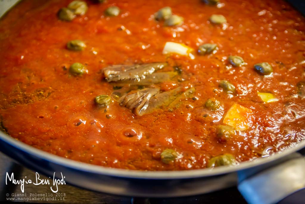 Preparazione sugo per carne alla pizzaiola