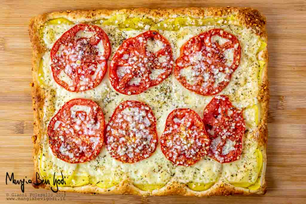 Torta salata con pomodori, patate e formaggio