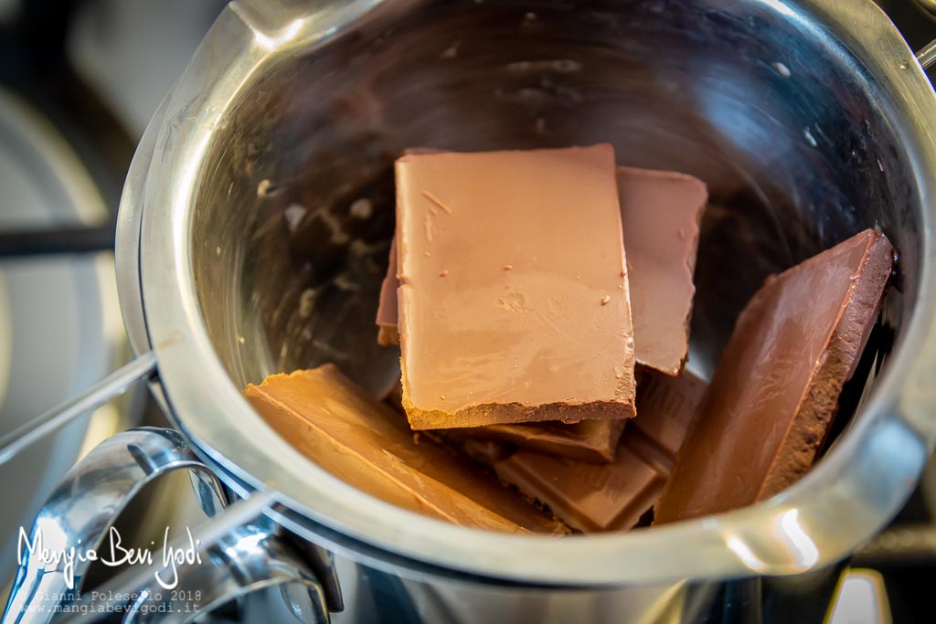 Sciogliere il cioccolato al latte