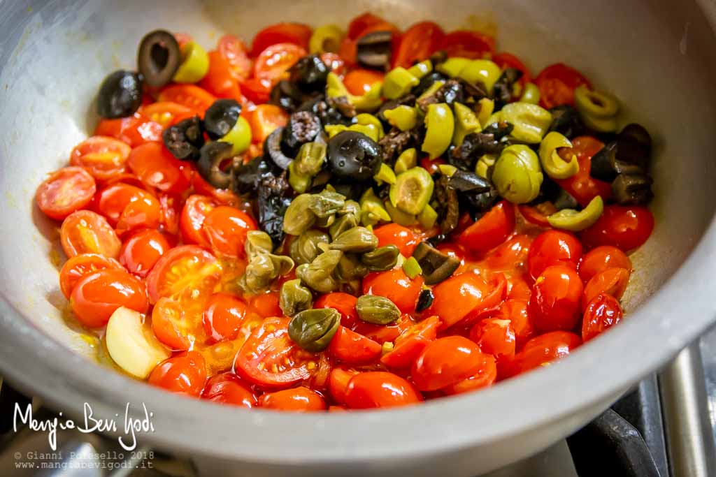 Preparazione sugo con pomodorini, capperi e olive