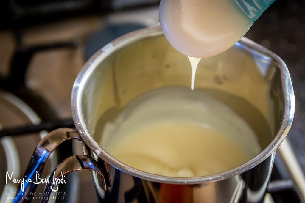 Addensare la crema di latte fino alla consistenza desiderata.