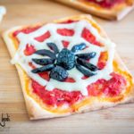 Pizzette di Halloween decorate con ragni e ragnatele