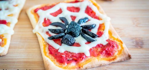 Pizzette di Halloween decorate con ragni e ragnatele