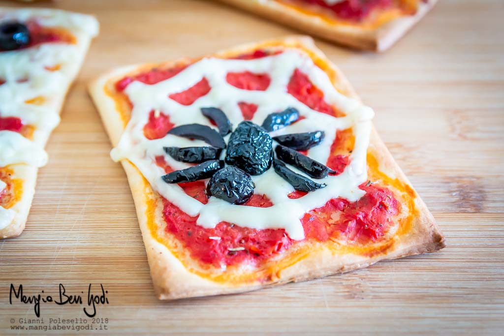 Pizzette di Halloween decorate con ragni e ragnatele