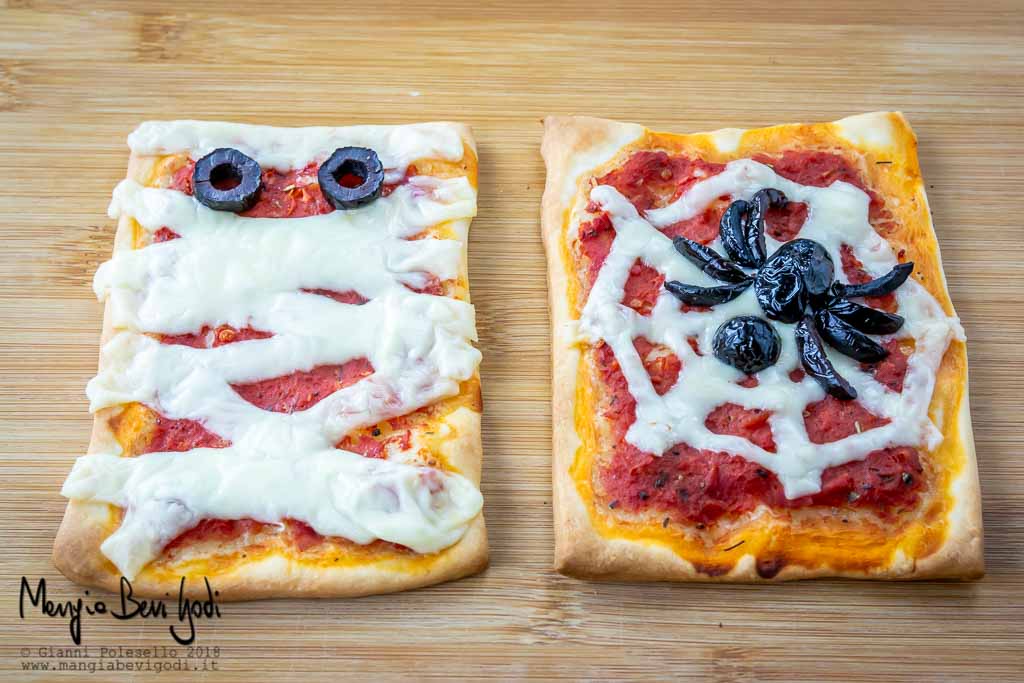 Pizzette di Halloween decorate con ragni, ragnatele e mummie