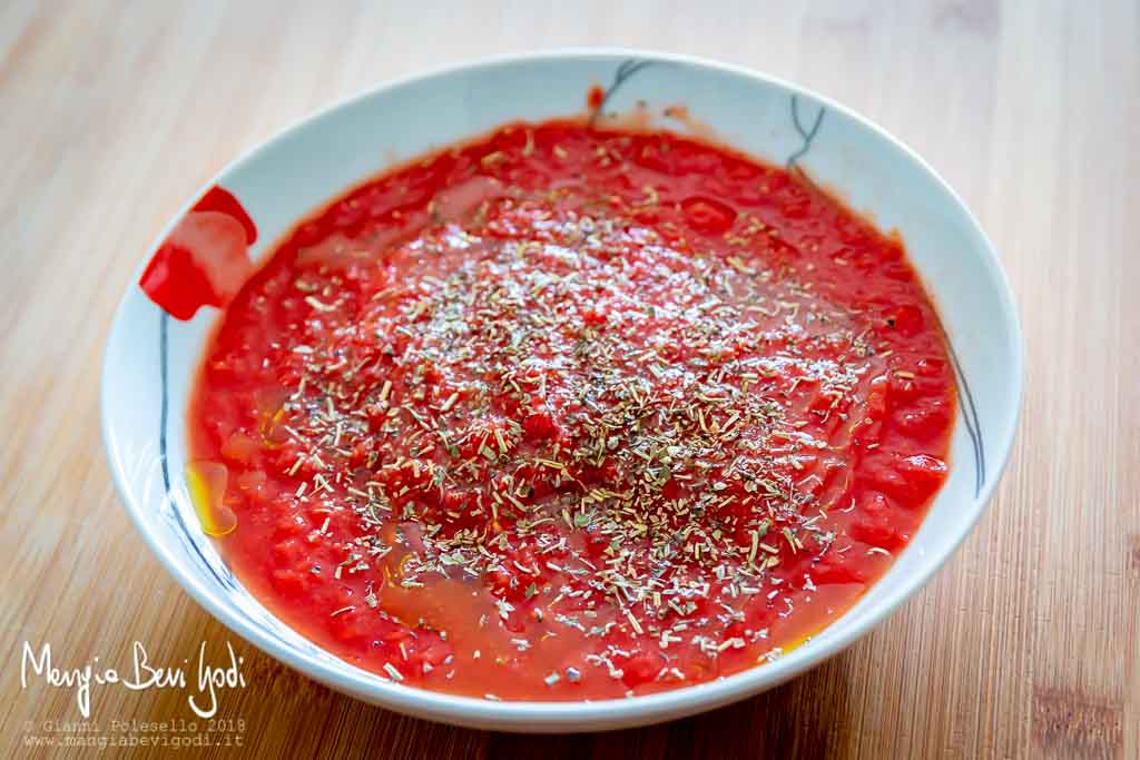 Ciotola con polpa di pomodoro e origano