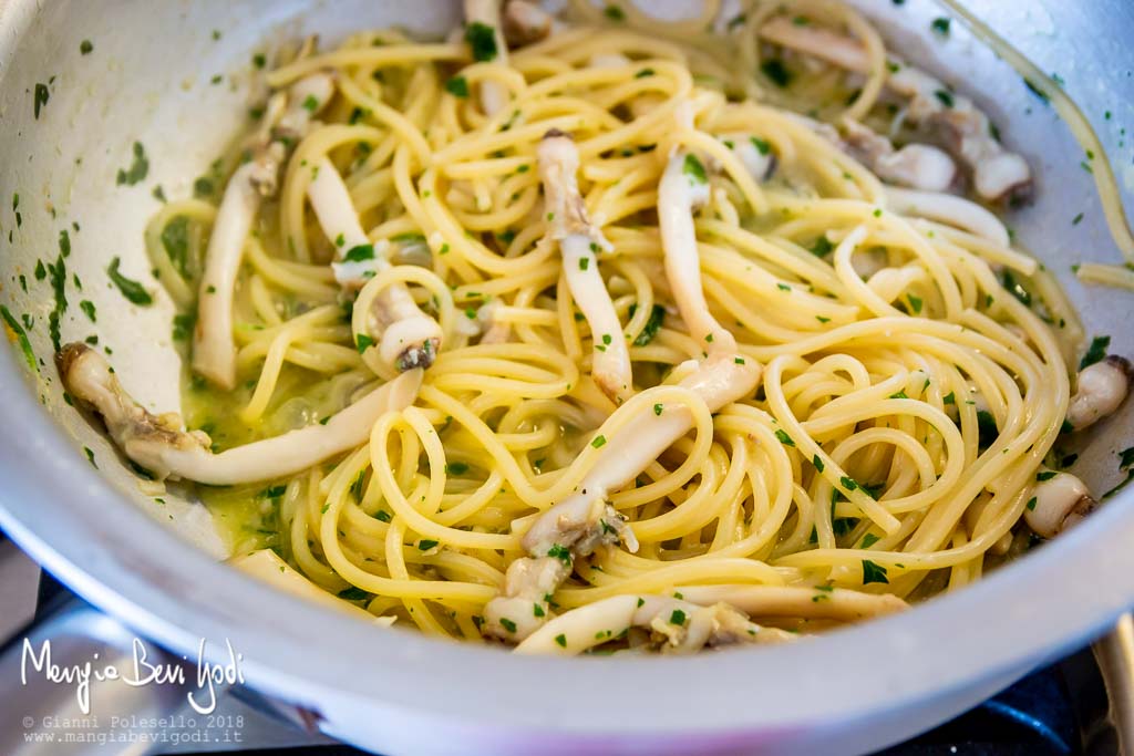 Preparazione pasta con i cannolicchi