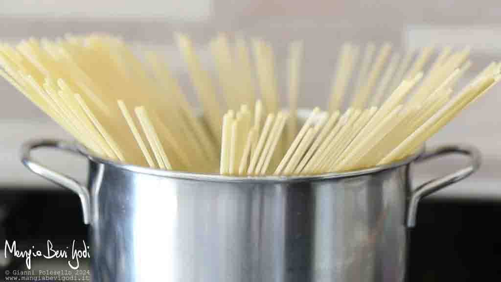 cottura pasta in acqua bollente