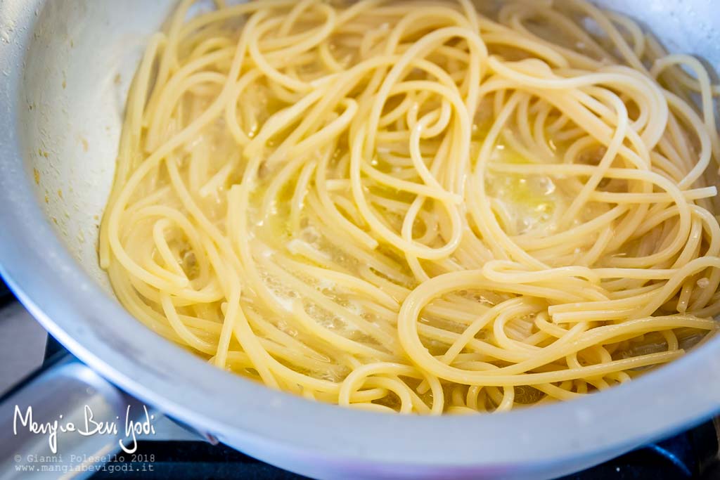 Cottura spaghetti in padella