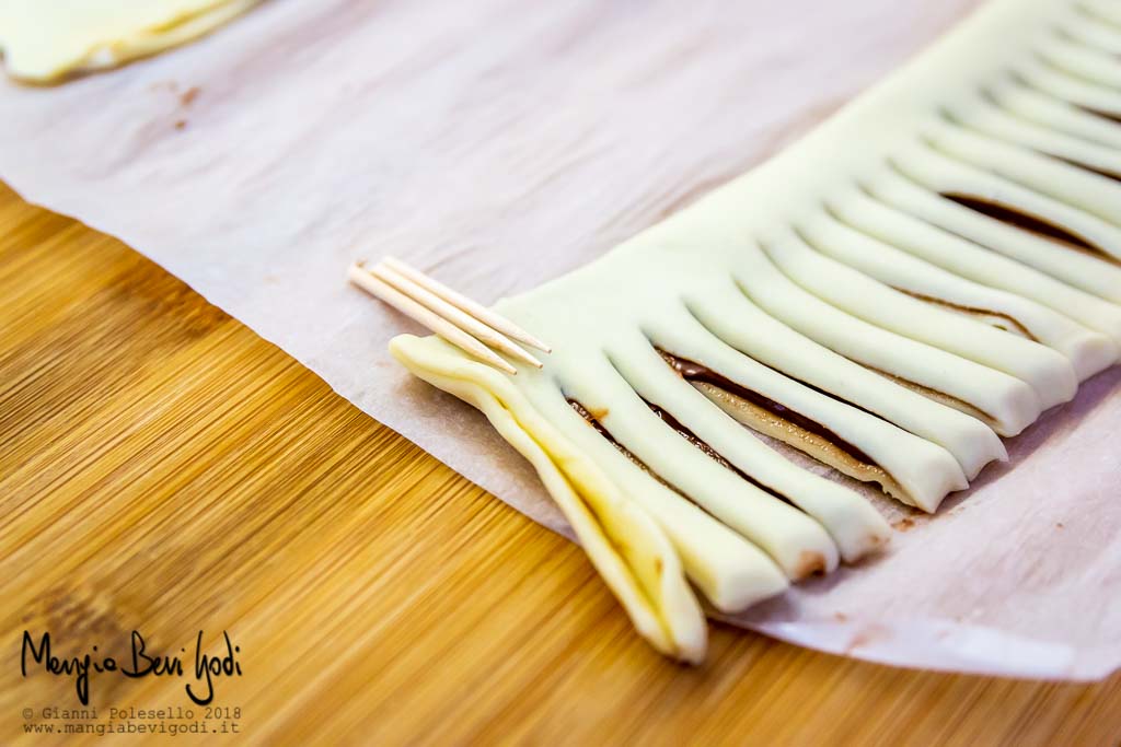 Appoggiare stuzzicadenti sulla pasta sfoglia