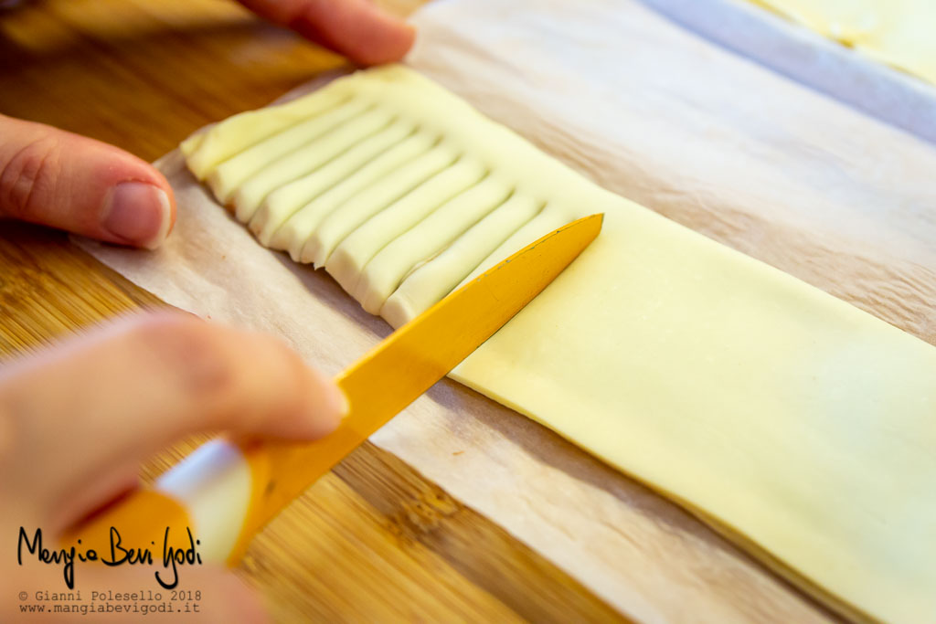 Praticare dei tagli ravvicinati trasversalmente alla pasta sfoglia ripiegata