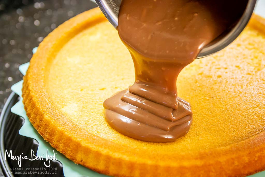 Versare la crema di Nutella sulla crostata morbida e livellarla.
