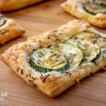 Rettangoli di pasta sfoglia con zucchine, rosmarino e formaggio