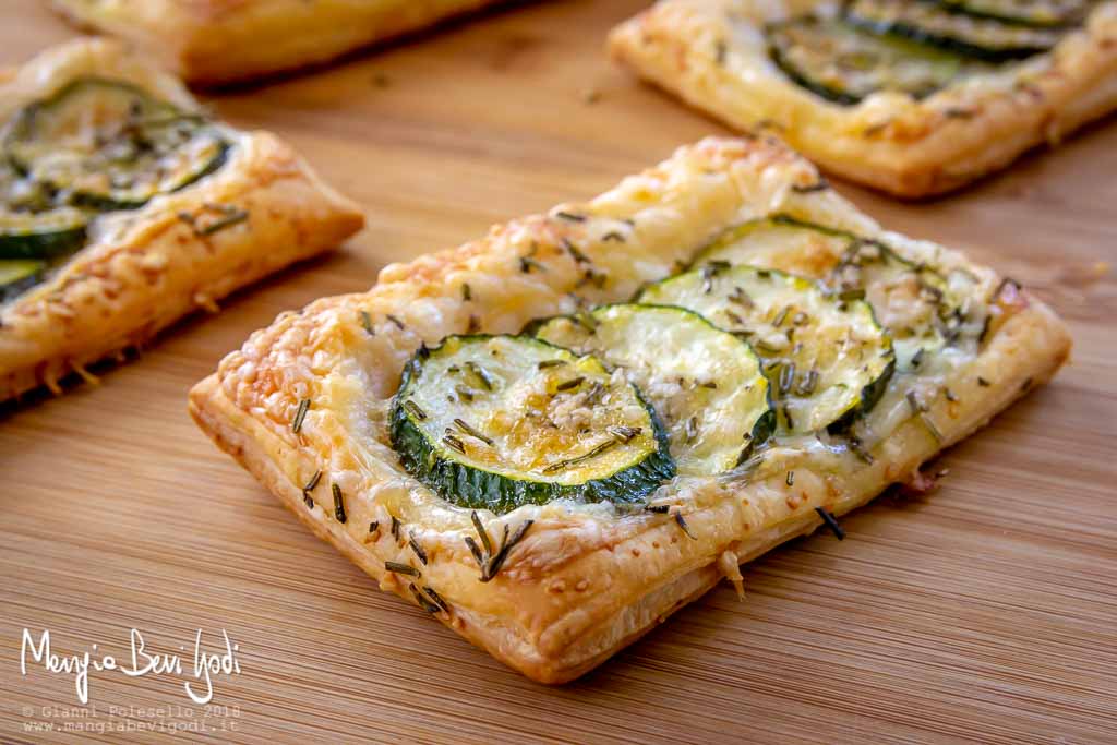 Rettangoli di sfoglia con zucchine, rosmarino e formaggio - Mangia Bevi  Godi - Blog di cucina e ricette