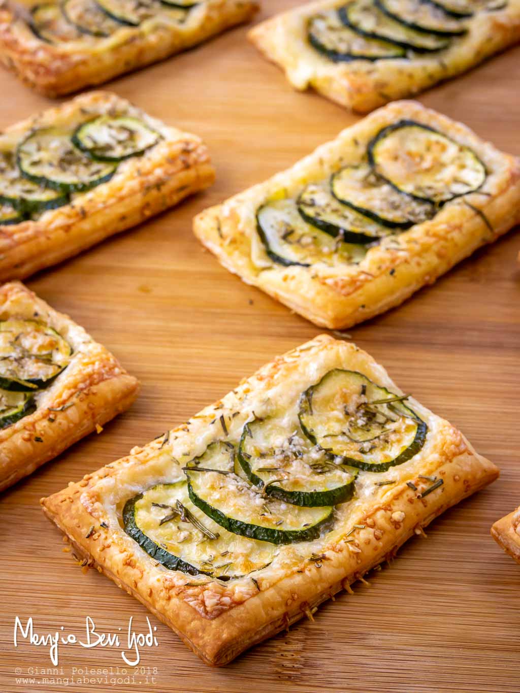 Rettangoli di pasta sfoglia con zucchine, rosmarino e formaggio