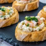Crostini con polpa di granchio e gamberi