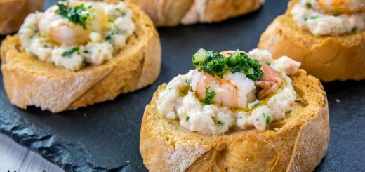 Crostini con polpa di granchio e gamberi