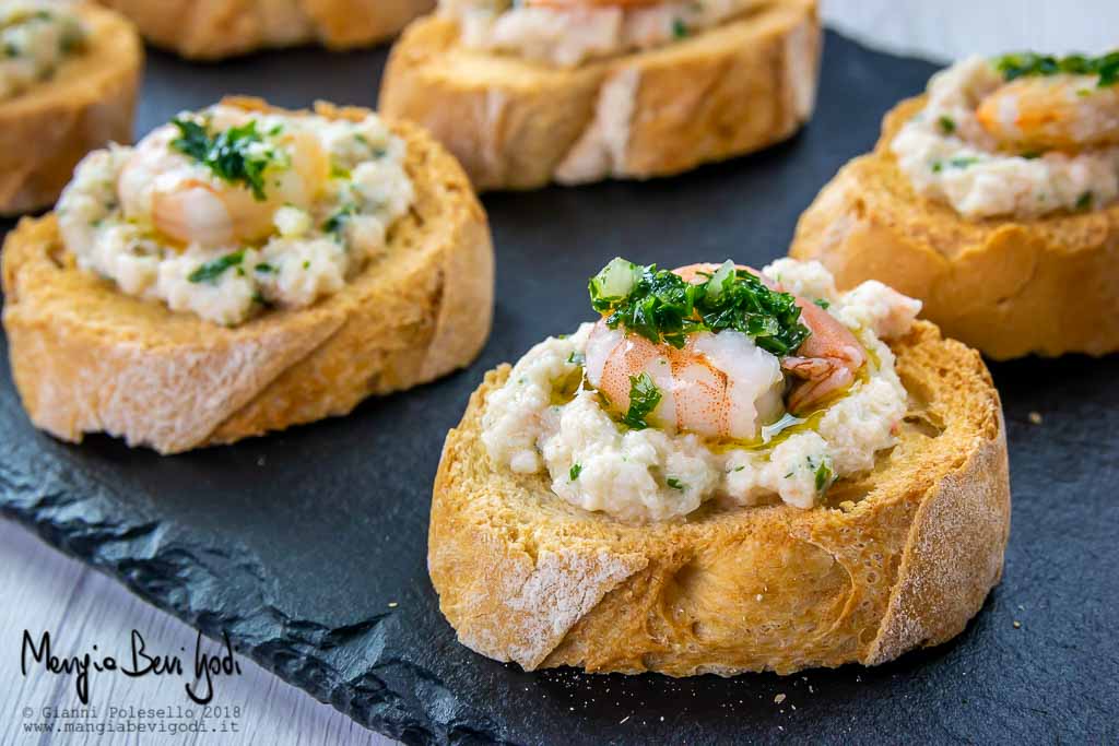 Crostini con polpa di granchio e gamberi