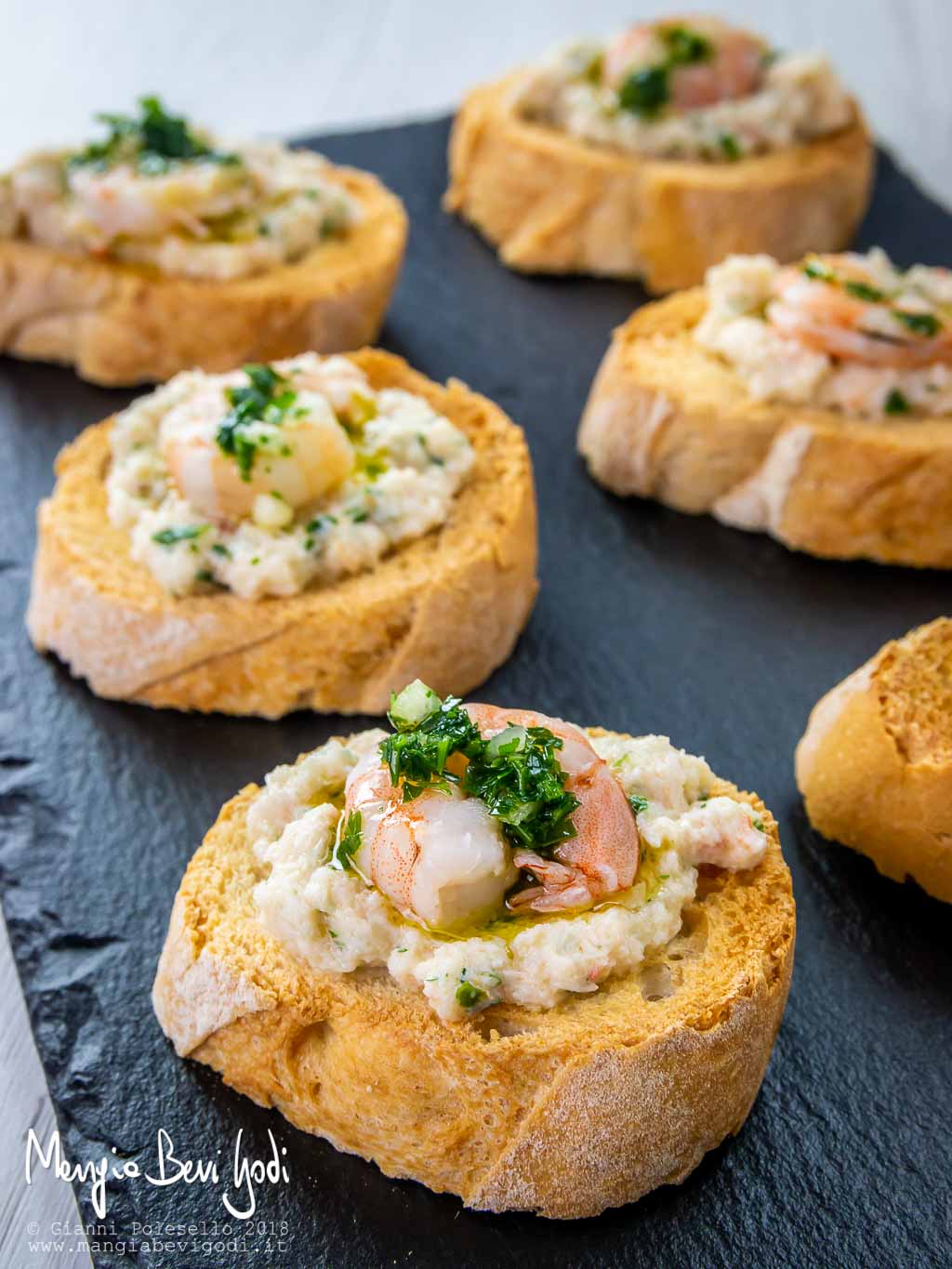 Crostini con polpa di granchio e gamberi