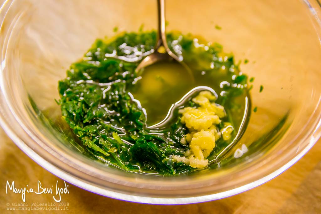 Emulsione di aglio, olio e prezzemolo