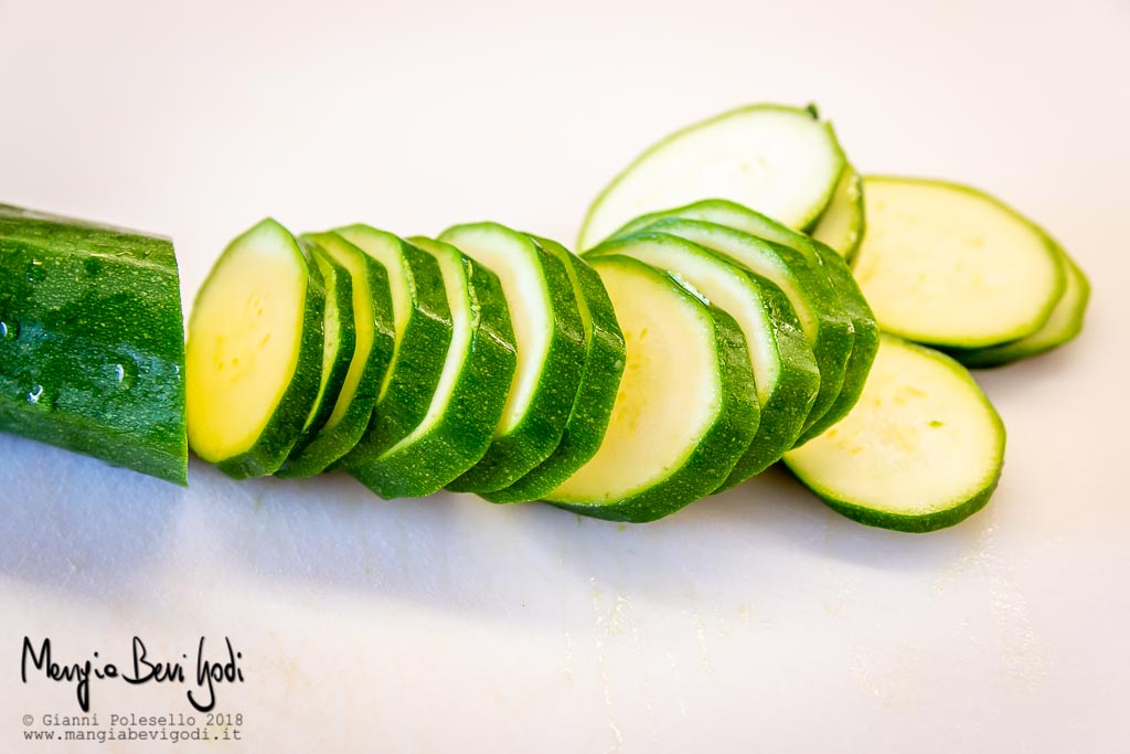 Tagliare a rondelle le zucchine