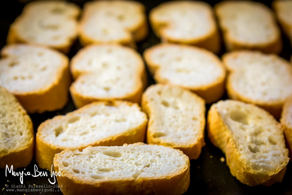 Tostare i crostini su placca da forno