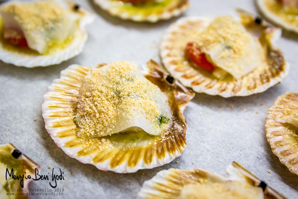 Preparazione canestrelli gratinati