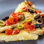 Fesa di tacchino con pomodorini, capperi e olive