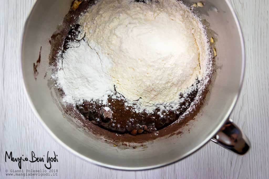 Preparazione dell'impasto della torta sbriciolata