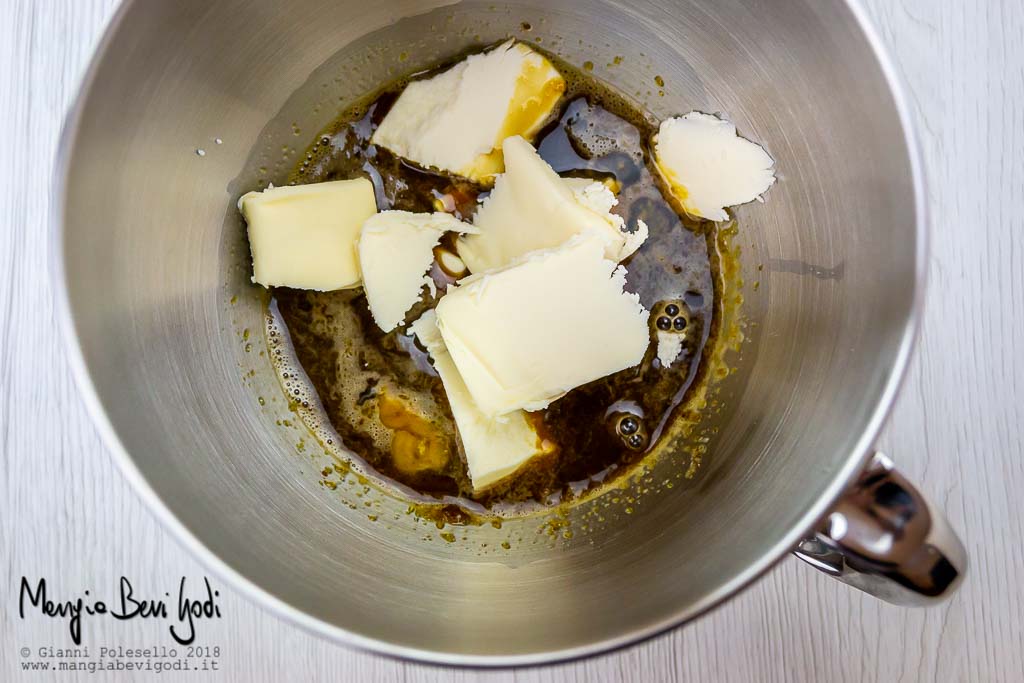 Preparazione dell'impasto della torta sbriciolata