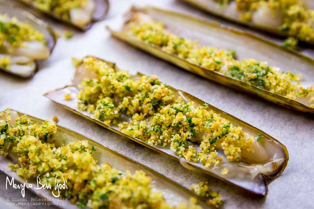 Preparazione cannolicchi gratinati