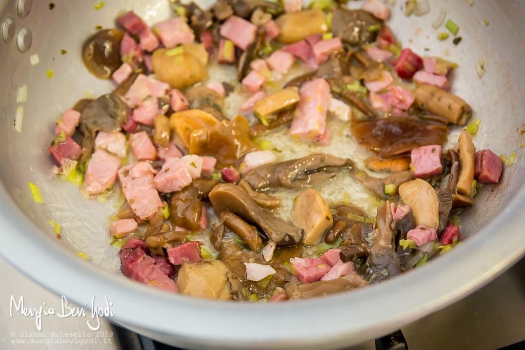 Preparazione sugo funghi, panna e speck