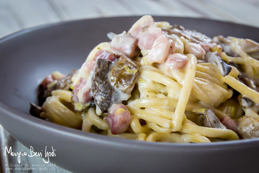 Pasta con funghi, panna e speck