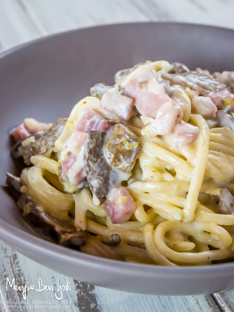 Pasta con funghi, panna e speck