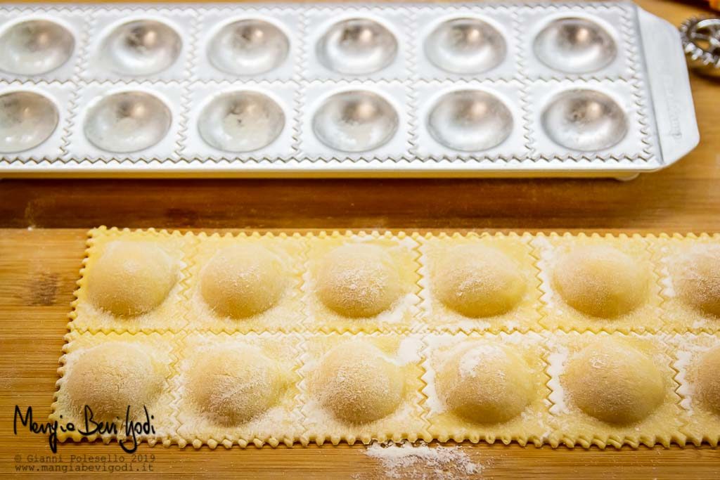 Preparazione ravioli di zucca